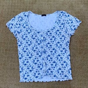 Cute women Brandy Melville floral baby tee!